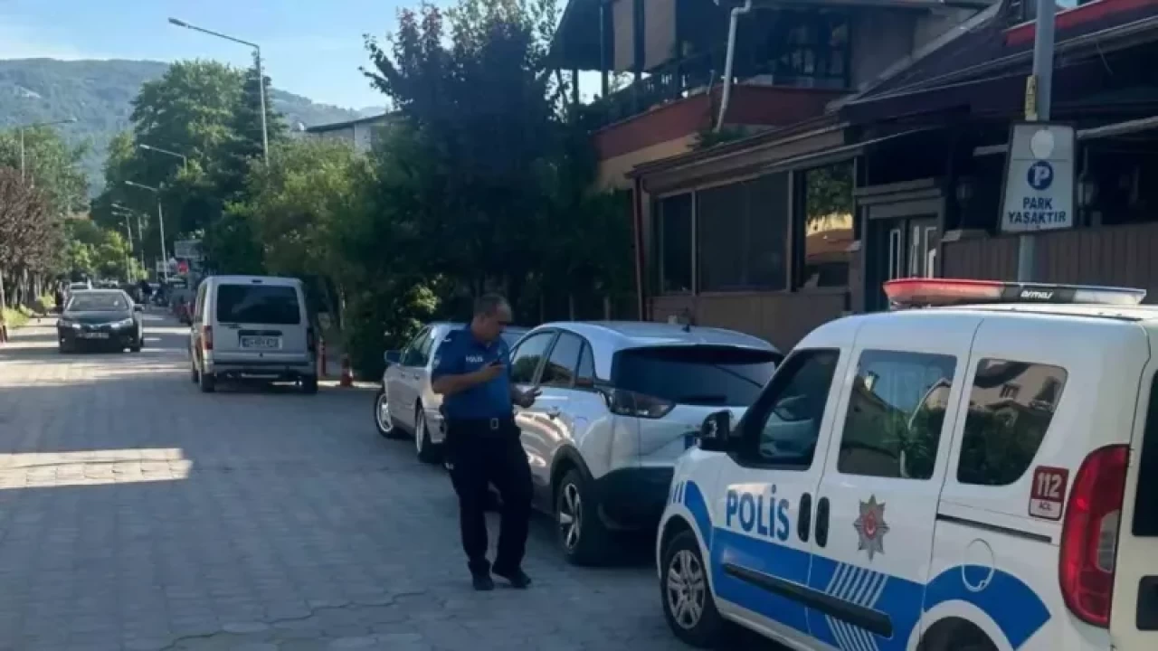 Sakarya'da Arkadaşı Onu Bacağından Vurunca Arabadan Atladı..