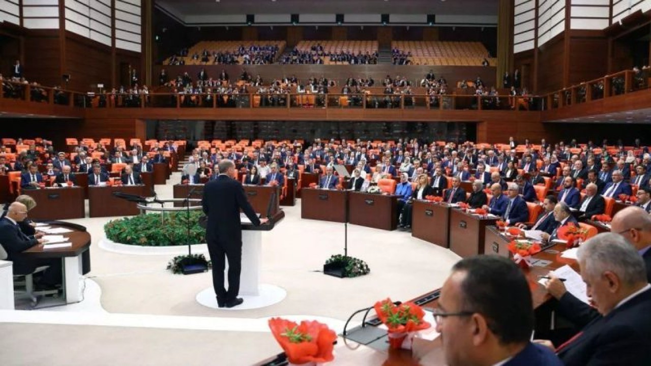 Siyaset Tatile Rağmen Durmuyor! Ekim Ayında Meclis Gündemine Gelecek Yasalar Açıklandı