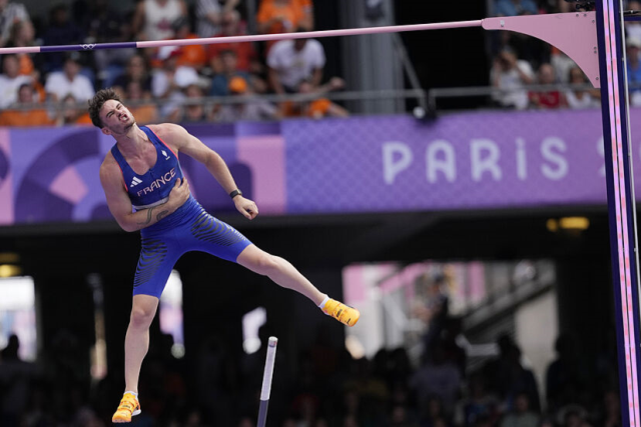 Cinsel Organı Yüzünden Olimpiyatlardan Elenen Sporcuya Yetişkin Film Teklifi!