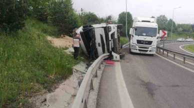 TEM’in bağlantı yolunda tır devrildi: 1 yaralı