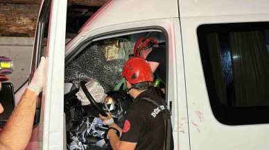 Tomruk yüklü tıra minibüs çarptı: 1 ölü, 20 yaralı