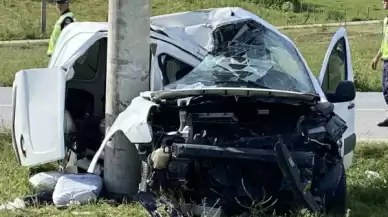 Kandıra İlçesinde Araç Beton Direğe Çarptı...