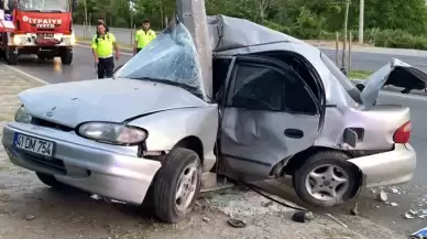 Kocaeli İzmit'te Yine Kaza Araba Direğe Çarptı