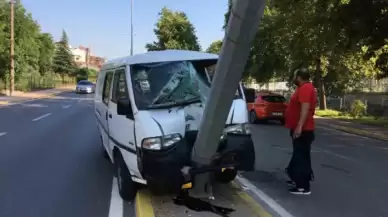 Derince'de Kaza Kamyonet Aydınlatma Direğine Saplandı: 1 Yaralı