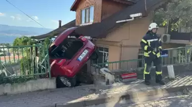 İzmit’te Dehşet Anları! Otomobil Merdivende Çakılı Kaldı, Herkesin Yüreği Ağızlarda!