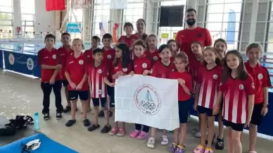 Minik Yüzücüler Hayatını Kaybeden Sporcular İçin Yüzdü