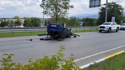 Sakarya Serdivan'da Ters Dönen Otomobil... Sürücü Şans Eseri Kurtuldu!