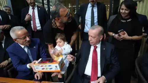 Cumhurbaşkanı Erdoğan, Ankara'da Bir Kafeteryayı Ziyaret Ederek Şehir Sakinleri İle Samimi Bir Sohbet Gerçekleştirdi