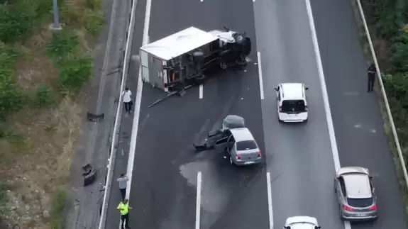 Düzce’de Otomobil Kamyonla Çarpıştı Otoyol Trafiğe Kapandı