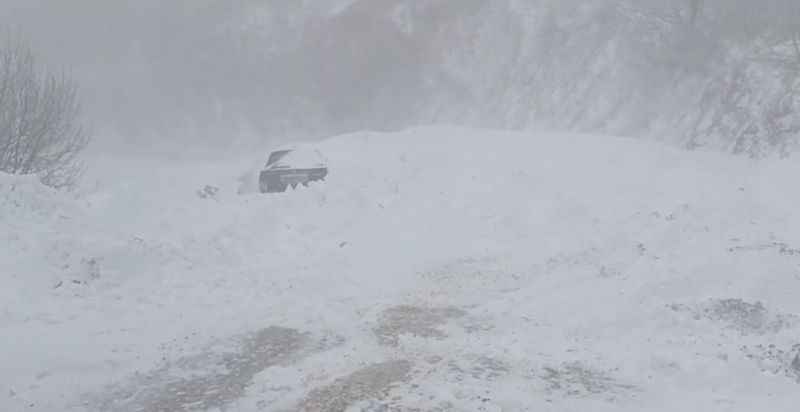 Karda yolda mahsur kalan 4 kişi ölümden döndü