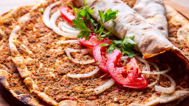 Lahmacun Tarifi (Lokanta Usulü)