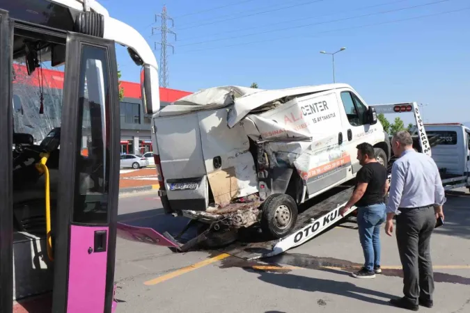 Sakarya Erenler'de Kontrolden çıkan özel halk otobüsü otomobil ve minibüsü biçti: 1 yaralı