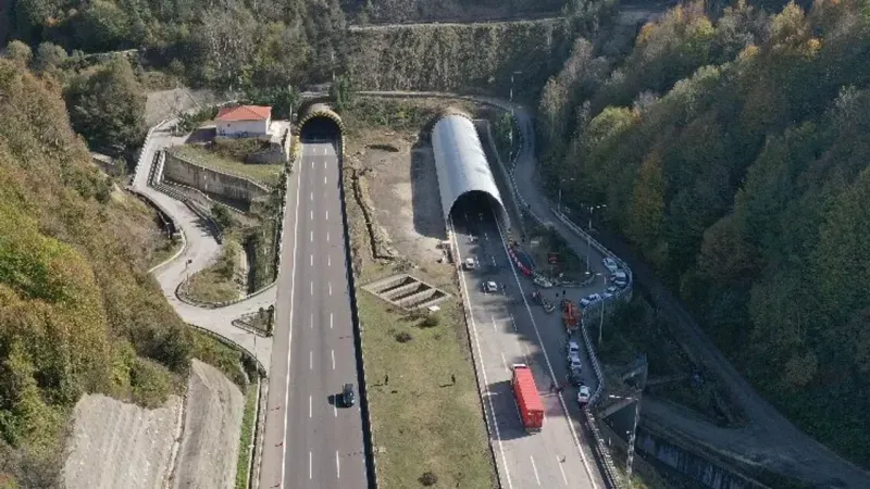 Bolu Dağı tüneli hangi yıl hizmete açılmıştır?