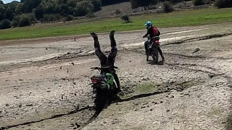 Çamura Saplanan Motosikletli Böyle Takla Attı: Arkadaşları Kahkahaya Boğuldu