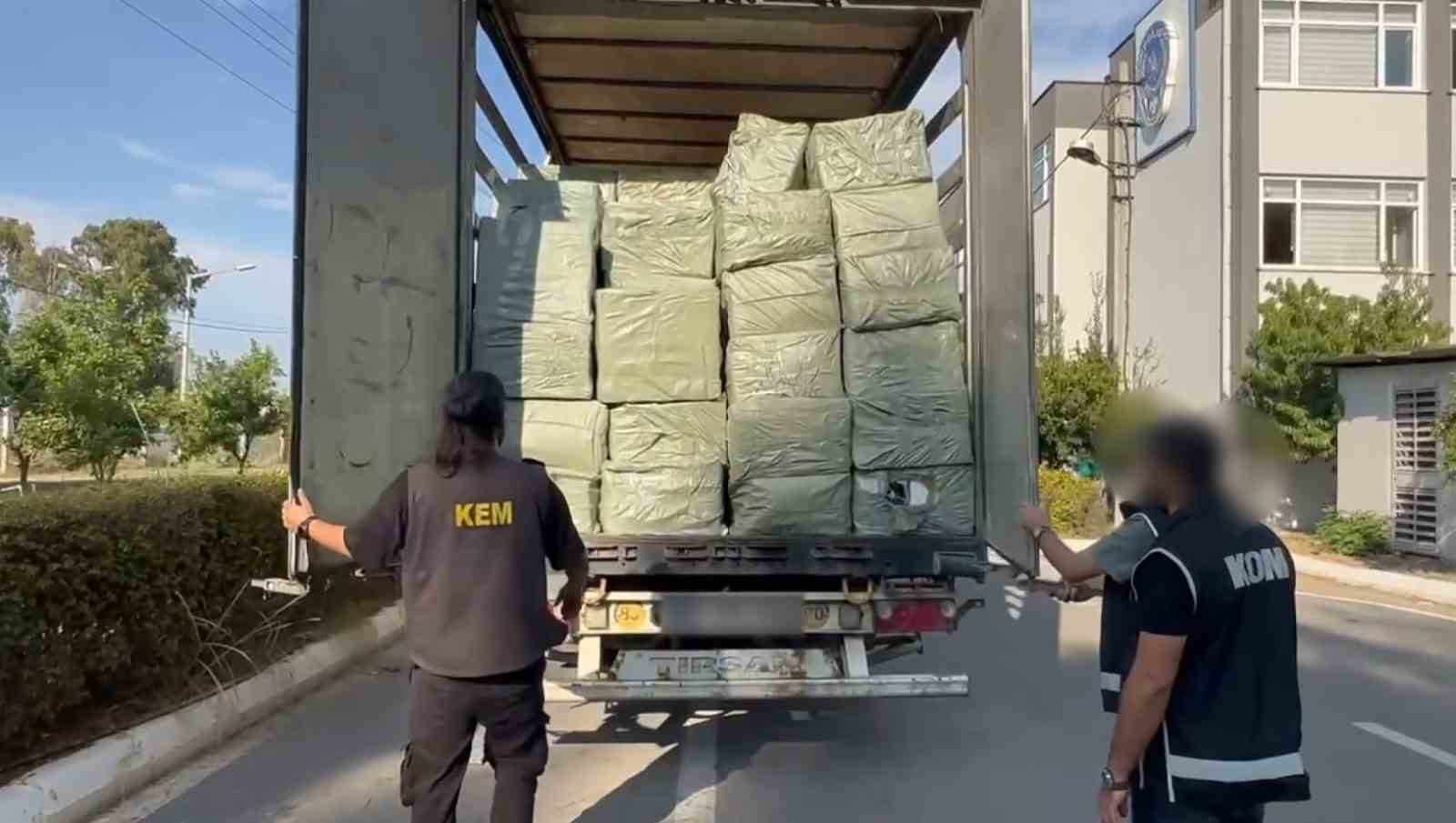 Mersin'de 15 Ton Kaçak Sigara Kağıdı Ele Geçirildi: Değeri 65 Milyon Lira!